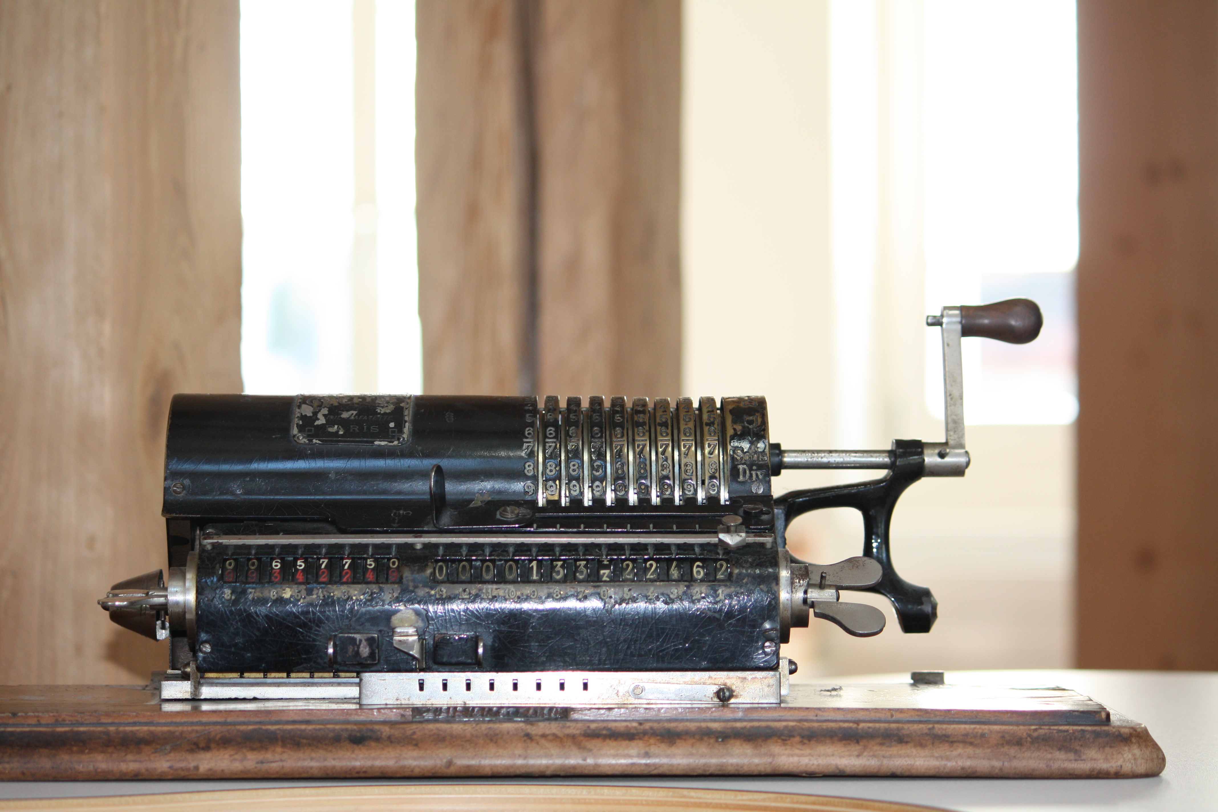 Historische Rechenmaschine aus dem Educa-Archiv